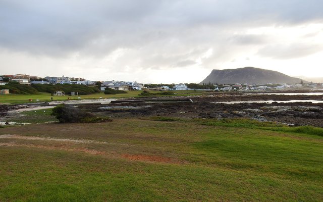 Kleinbaai Getypoel waar ‘n gedeelte aan die oorkant beskikbaar is vir die plant van bome ter herinnering aan afgestorwenes